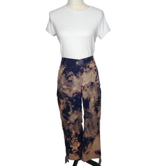 Ralph Lauren. One-of-a-kind, upcycled cargo, capri pants. Size: 10 - Picture 11 of 11